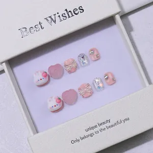 Unghie finte artigianali 3D con coniglietto rosa, glitter e strass lucidi