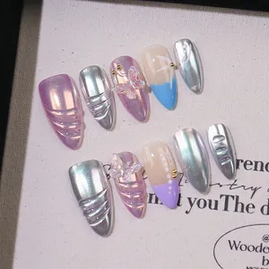 Handgefertigte Butterfly-Nails mit lila Farbverlauf und silbernen Metallakzenten