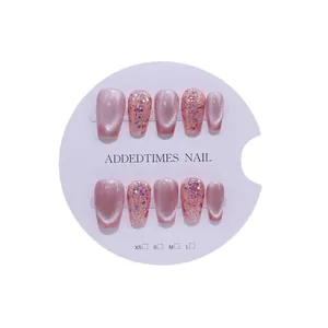 Faux ongles faits main rose violet œil de chat avec paillettes sur carte blanche