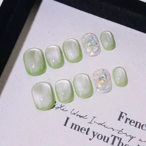 Faux ongles faits main vert clair œil de chat avec éclats de coquillages et forme carrée