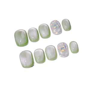 Faux ongles œil de chat vert clair faits main avec accents de nacre et diamants