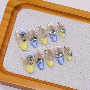 Unghie finte a mandorla fatte a mano con fiocchi blu, strass e punte francesi