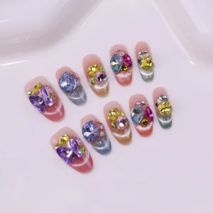 Roze cat-eye plaknagels met 3D kristallen vlinder en kleurrijke strass-accenten