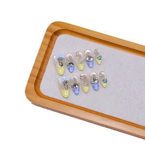 Set unghie finte artigianali con fiocchi blu, strass e decorazioni floreali chic