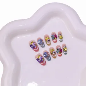 Handgemaakte kunstnagels met cat-eye verloop en glinsterende kristallen strass-steentjes