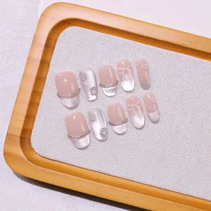 Coffret d'ongles faits main avec paillettes argentées chatoyantes et perles