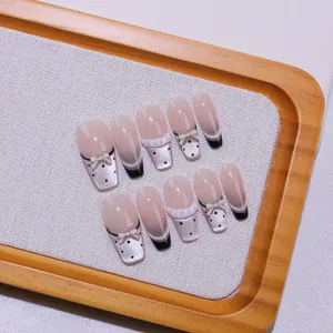 Handgemaakte 3D-strik kunstnagels met cat-eye finish en elegant Frans stippenontwerp