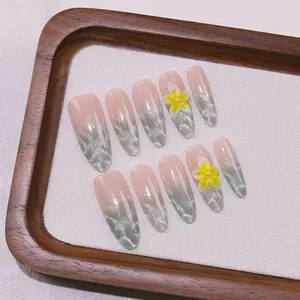 Uñas postizas de almendra con flores 3D y degradado verde efecto ojo de gato