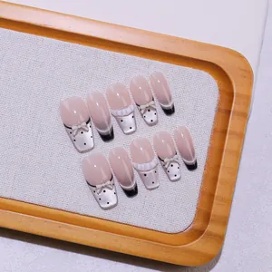 Handgemaakte ballerina nagels met cat eye kant en zwarte Franse randjes en strikjes