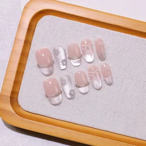 Faux ongles faits main dégradé rose avec effet œil de chat argenté et perles