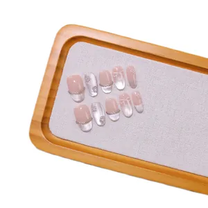Faux ongles faits main rose poudré avec effet œil de chat et décors floraux en 3D