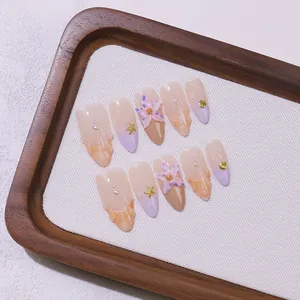 Faux ongles amande faits main avec fleurs 3D, perles et décorations marines d'été
