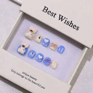 Handgefertigte 3D-Cartoon-Nägel in Blau und Weiß für Kinder mit süßen Hasen und Schleifen