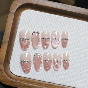 Faux ongles faits main dégradé rose œil-de-chat avec papillon 3D et strass brillants