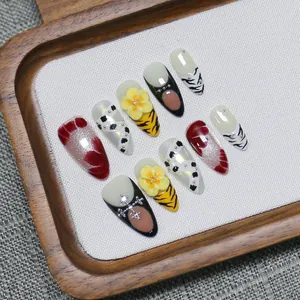 Faux Ongles à Presser Faits Main Amande Longue Fleur 3D Imprimé Tigre Vache Zèbre Avec Croix Strass Oeil de Chat Rouge Femme