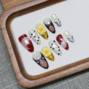 Faux ongles faits main avec détails floraux 3D et motifs de rayures de tigre sauvages