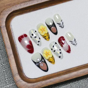 Faux ongles faits main avec motif tigre, fleurs 3D et finition rouge scintillante