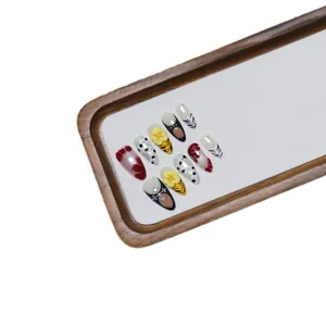 Faux ongles faits main à motif tigre avec fleurs 3D et breloques croix sur bois