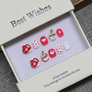 Faux ongles de Noël faits main avec bonhomme de neige 3D et cœurs dans un coffret cadeau chic