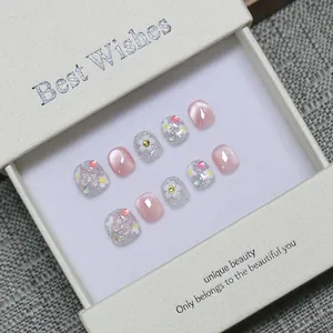 Handgefertigte rosa Katzenaugen-Nägel mit 3D-Blumen und Schmetterlingen in Geschenkbox