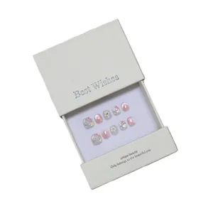 Handgefertigte Cat-Eye-Nägel für Kinder in rosa Geschenkbox mit floralem Design