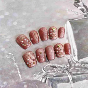 Unghie finte rosa glitterate con perle 3D, strass e decorazioni festive a stella in metallo