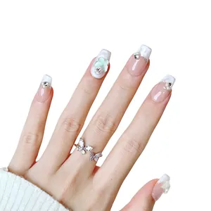 Unghie finte French con farfalle verdi e anello in argento con farfalla coordinato