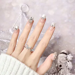 Uñas postizas Cat Eye con brillo francés, perlas y anillo de mariposa con circonitas