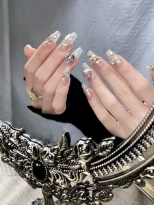 Detail van handgemaakte coffin kunstnagels met glinsterende kristallen en glitters