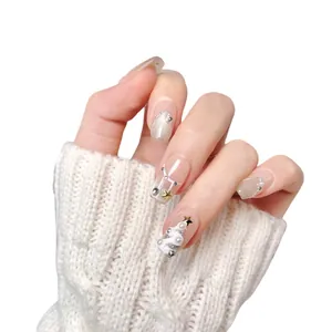 Winterliche Press-on Nails mit weißen 3D-Weihnachtsbäumen und Perlenstern-Verzierungen