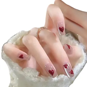 Handgefertigte Cat-Eye-Nägel mit burgunderroten Herzen und silbernem Glitzer