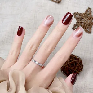 Eleganter silberner Ring mit Zirkonia-Reihe an der Hand mit roter Maniküre