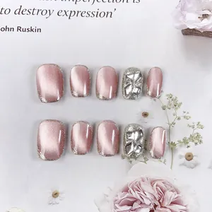 Faux ongles œil-de-chat rose avec dégradé pailleté argenté et strass forme courte