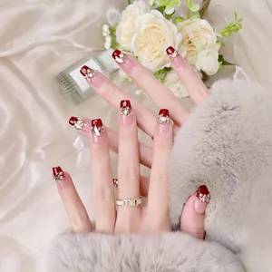 Faux ongles faits main style français bordeaux avec strass et perles élégantes