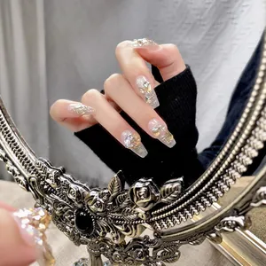 Handgemaakte kunstnagels met luxe aurora-kristallen en details van goudfolie