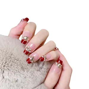 Faux ongles faits main bordeaux et rose nude avec strass et perles de luxe français