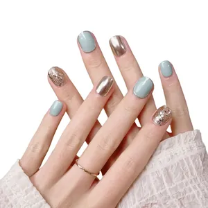 Kurze blau-champagnerfarbene Kunstnägel mit Glitzer und metallischem Spiegel-Finish
