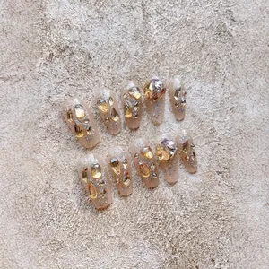 Handgemaakte coffin kunstnagels met aurora strassteentjes en zilveren glitters
