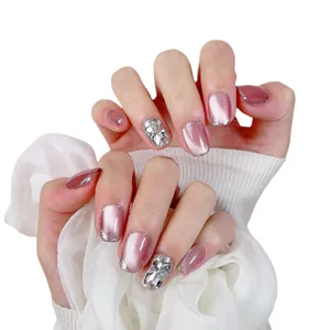 Faux ongles œil de chat rose avec strass brillants et détails argentés scintillants