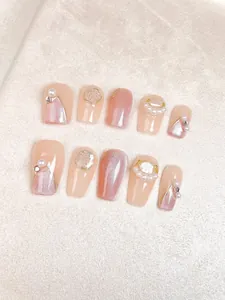 Détail d'ongles à presser sirène avec perles et effet scintillant œil de chat