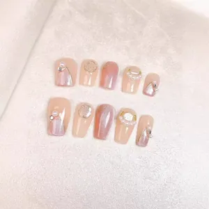 Faux Ongles Aurora Sirène Oeil De Chat Rose Cercueil Avec Künstliche Perles Strass Nail Art Élégant Fait À La Main Pour Femmes