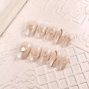 Handmade Cat Eye Press On Nails With Artificial Pearl Shell Decor Ice Nude Silver Glitter Short Ladder Shape Elegant Manicure For Women