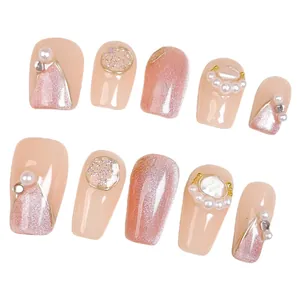 Ongles press-on sirène aurora élégants avec perles 3D et effet œil de chat rose nacré
