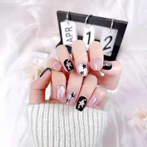 Handgefertigte Cat-Eye-Nägel mit schwarzen Sternen und Silberglitzer auf Seidenhintergrund