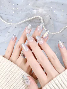 Détails de faux ongles faits main effet aurore sirène avec lignes argentées 3D et perles