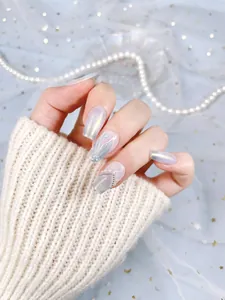 Détails des motifs de coquillages 3D et perles sur ongles dégradés style sirène