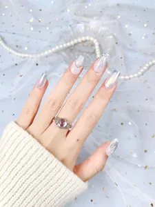 Détail de faux ongles de luxe avec oreilles de lapin 3D, perles et effet sirène