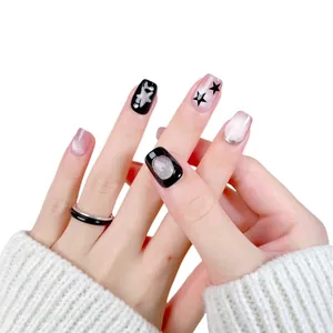 Handgefertigte Cat-Eye-Nägel zum Aufdrücken mit schwarzen Sternen und silbernen Pailletten
