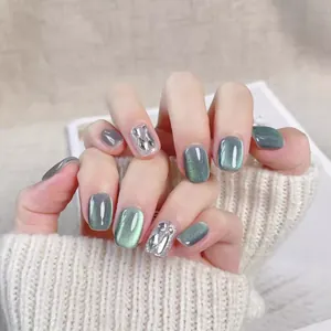 Unghie finte corte squadrate occhio di gatto, verde-grigio con glitter argento e strass