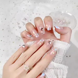 Handgefertigte Kunstnägel mit silbernen Herzen, Blumenmustern und funkelnden Strass